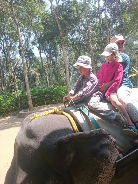 Maman, Elliot et moi étaient sur un éléphant ensemble.