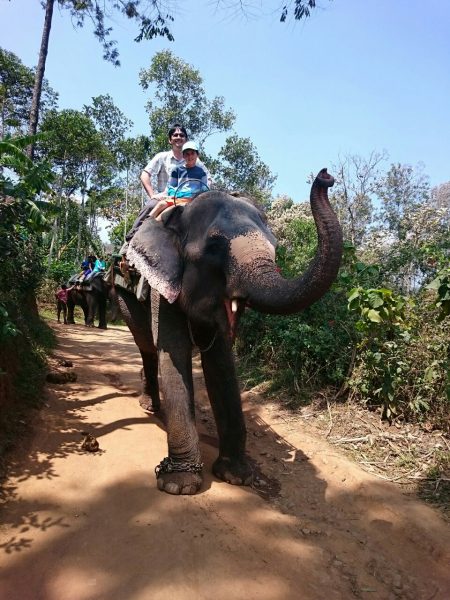 Samuel et Papa sur un éléphant.